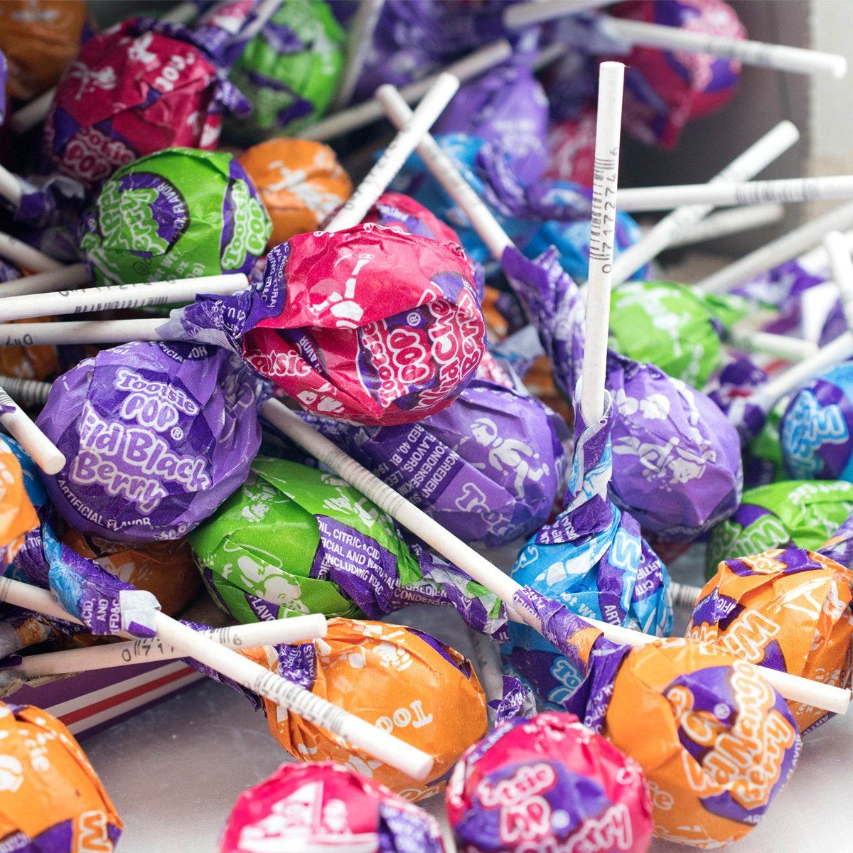 Tootsie Roll Tootsie Pops Assorted with Chocolatey Center, 3.75 Pound, 100 Count Giveaway Box